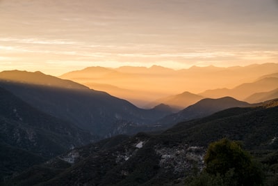 俯瞰雾蒙蒙的山